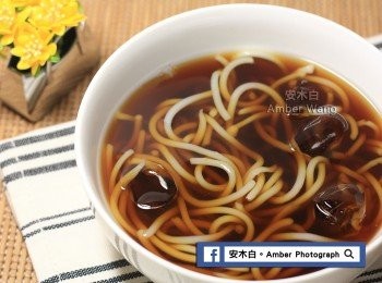 step4: 黑糖漿和冷開水，以1:2的份量拌勻，可依個人口味適量調整，再加入米苔目和冰塊，夏日消暑的「黑糖米苔目」完成了。