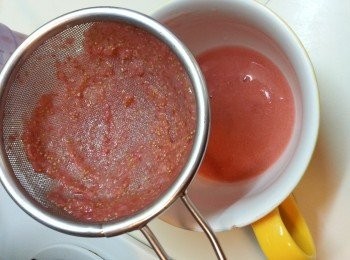 step2: 士多啤梨洗淨後,,切去蒂部,,放入搞拌機中打成汁,,再隔渣備用