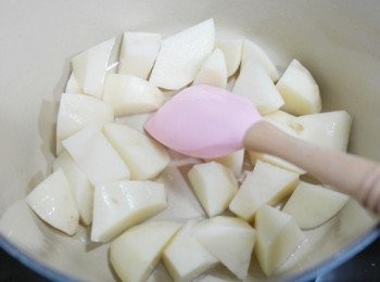 step1: 在鍋中倒入油後用中火炒切成塊狀的馬鈴薯!!