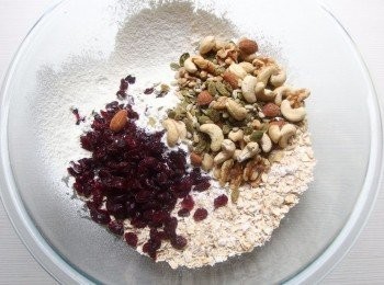 step5: 準備一個大調理碗,將低筋麵粉及無鋁泡打粉混合過篩,加入燕麥片,堅果和蔓越莓乾。