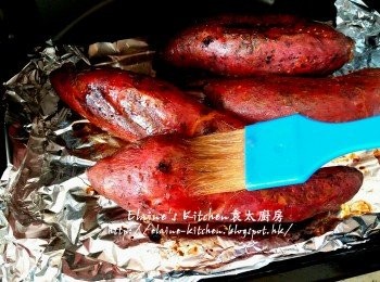 step11: 15分鐘後又將蕃薯從焗爐取出 , 兩面再掃上適量片糖水 , 再入焗爐繼續焗