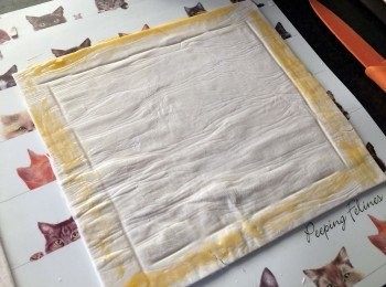 step5: 將酥皮放係baking paper上面，好似圖中咁，用刀背係四邊畫出約1.5cm 既邊界，係四邊擦上蛋液，呢個係個撻邊，中間酥皮用叉輕輕咁手插十數下，用作用係防止中間酥皮升高