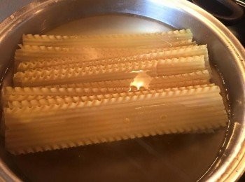 step5: 另一大鍋水燒開, 加鹽, 條麵條在沸水中煮6分鐘, 麵條瀝乾，並用冷水沖洗, 備用.