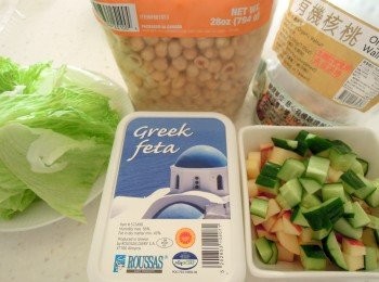 step1: 準備材料：1. 美生菜洗淨切塊。每ㄧ大片約可切成四～六小片。2. 其他蘋果，芒果，小黃瓜切成同樣大小的丁狀。3. Feta起司切ㄧ小塊，用叉子壓碎。