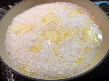 step5: 加蓋，以大火煮滾後，轉小火煮至水份3-4 成收乾。