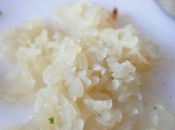 step3: 撈起的苦瓜片稍微待涼或是冷水沖一下再切成細末