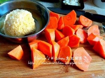 step2: 雪耳浸水待軟身 , 紅蘿蔔去皮切件