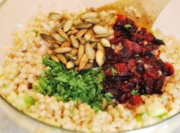 step8: 撒上蔓越莓乾、南瓜籽及巴西利碎，填入烤好的南瓜，即可趁熱享用