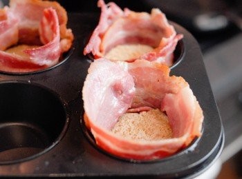 step3: 用兩片煙肉圍邊