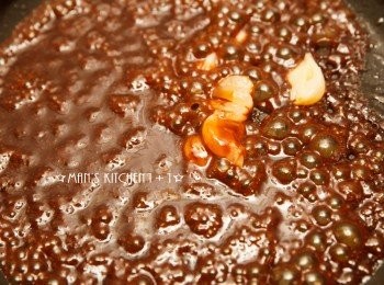 step4: 同一油鍋，先將蒜頭下鍋爆香後加入步驟2的醬汁炒香。