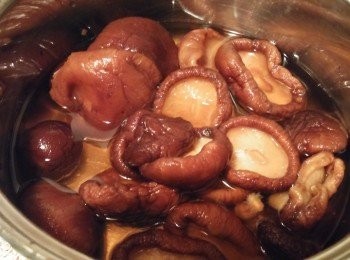step1: 預先一晚，香菇洗淨，用水浸住。 
放入雪櫃。(如果即日煮用，可分2次
熱水浸住)。等陣用。