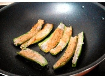 step2: 燒紅煮食鍋, 下油先煎有魚肉的一邊, 煎至金黃後, 反轉煎至另一邊金黃。