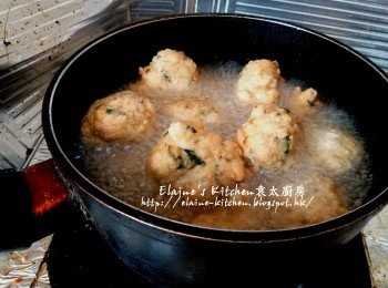 step8: 10分鐘後將鯪魚球回鑊 , 轉中火慢慢炸至金黃色即可