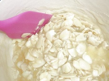 step2: 1) 將所有材料 (徐杏仁片) 放進鍋中拌勻, 以小火煮至115度