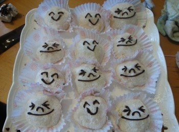 step12: 用朱古力筆畫上開心笑臉即可