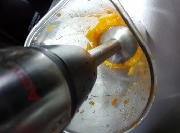 step10: 再將芒果核中間的肉刮出,加入已煮溶灘凍的糖漿水用攪拌器攪蓉