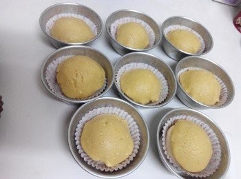 step14: 面糰完成第二次發酵後,將菠蘿皮饀舖上，進行第三次發酵後(烤箱爐先預熱15分鐘)以­180°c烤約15～18分鐘。