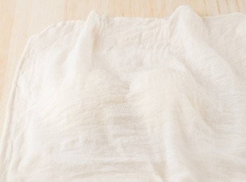 step21: 將完成一次發酵的麵團分割成2份後揉圓，蓋上擰乾的濕布，靜置於室溫下約10分鐘醒麵