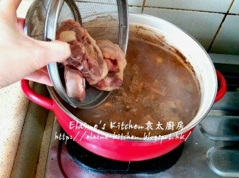 step8: 1小時後加入牛尾及適量熱水拌勻 , 滾後蓋上蓋繼續用慢火煲1 1/2小時