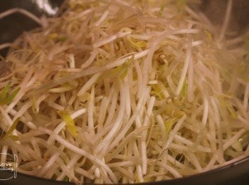 step6: 加入芽菜炒佢炒一陣