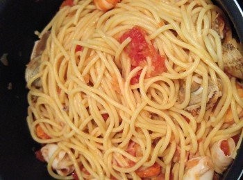 step11: 將所有海鮮加入蕃茄汁中, 加入意粉兜勻, 加蓋焗3分鐘至海鮮熟透,加入SALT & PEPPER調味即成。