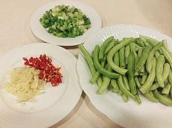 step1: 四季豆洗淨撕兩莢粗絲切段 辣椒 蒜 青蔥 切末