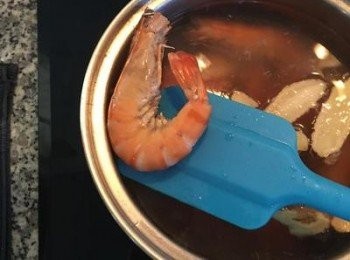 step4: 煮到蝦子呈圖中狀態時便可關火起鍋裝盤。 趁熱吃，還可嚐到花雕酒的香氣喔～