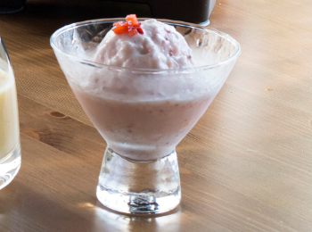 step2: <span class="group_2">哈密瓜草莓牛奶雪芭</span>做法:<br>
1.哈蜜瓜去皮切粒，士多啤梨洗淨去蒂，將所有材料及牛奶放入冰格內雪藏最少12小時。<br>
2.將全部材料放入Panasonic食物處理器內以預設模式3 (冷凍) 攪拌後取出。<br>
3.攪拌後可再雪藏數小時變成雪糕，亦可以鮮榨果汁代替牛奶製作雪葩。