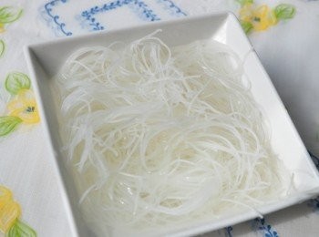 step3: 將米粉砲溫熱水軟化