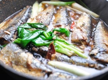 step6: 轉小火煨煮，期間要將魚身翻面，這樣才能均勻吸收醬汁，直至醬汁收乾約剩一層醬汁，即可起鍋