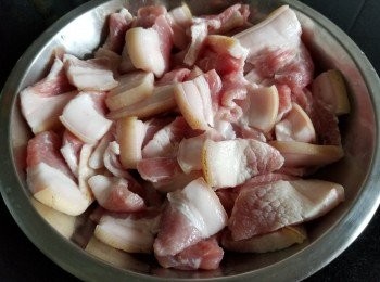 step1: 五花腩，清洗後切片