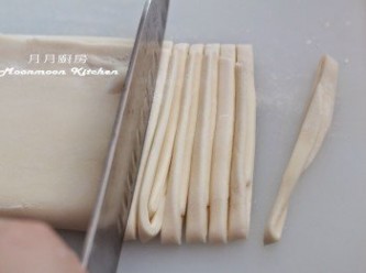 step17: 用刀切成平均粗幼的麵條即可。