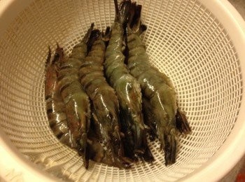 step1: 蝦先解凍洗淨，剪去觸鬚和腳