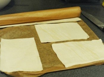 step4: 將酥皮切成長方形，約12cm x 8cm