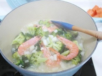 step4: 加入蝦子煮熟後撈起備用。