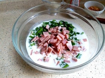 step4: 逐一將韮菜 , 火腿 , 蝦皮放入粉漿內