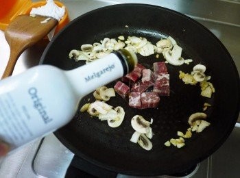 step2: 炒香蘑菇與蒜末後，再加入少許的油與牛小排一起拌炒(蘑菇易吸油)