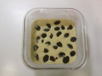 step5: 將葡萄乾均勻放至麵糊上，冷藏10-14小時