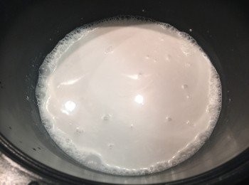 step2: 蛋白做法：

椰漿、水和糖混合煮滾。