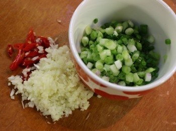 step4: 蒜頭、紅辣椒切碎；蔥切粒。