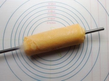 step6: 在棍子上抹一些油，把麵 糰一圈一圈捲上去。