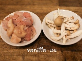 step1: <a href="https://bit.ly/3EZL8dD" target="_blank" data-keyword="雞胸" class="guide-link"><strong>雞胸</strong></a> <span style="display:inline-block;vertical-align:middle;margin-top:-3px;color:initial;border-radius:3px;padding:2px 3px;font-size:12px;line-height:14px;background:#87d300;color:#fff;">即買</span> 肉，鴻喜菇洗淨，雞肉先抓醃過，然後先過水趟一下