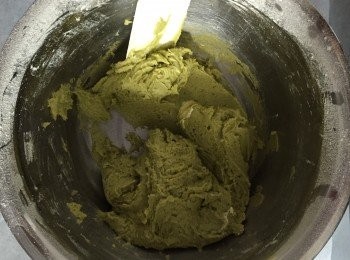 step3: 篩入所有粉類，跟牛油混合物搓匀。