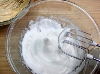 step11: 使用一個乾淨的調理碗加入蛋白,剩餘的細砂糖分兩次倒入,並同時用電動攪拌器攪拌,打發至蛋白霜的尖端會往下低垂的柔軟程度。