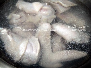 step2: 起一鍋滾水，放進雞肉汆燙1分鐘去除血水雜質，撈起沖冷水洗淨，備用。