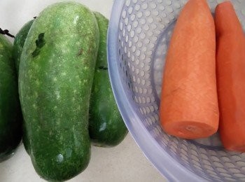 step4: 紅蘿蔔及節瓜洗淨，去皮及切件。