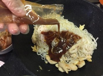 step4: 將粉炒熱之後倒入醬汁和一半既芽菜，炒匀。