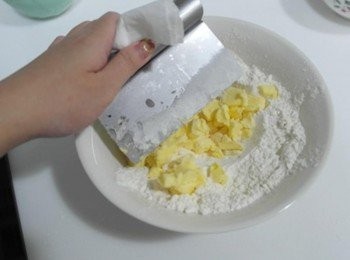 step3: 快速的將奶油和麵粉切成鬆散的狀態!!! 這動作要快不要讓奶油溶化了~~~~