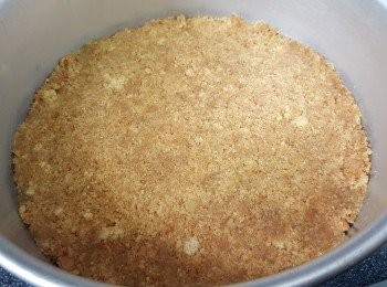 step4: 倒入模中，用羹借力、將餅底壓實，放入雪櫃雪硬