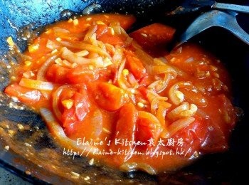 step11: 再加入上湯拌勻用中火煮幾分鐘至滾起 , 加入麵粉拌勻煮至汁稍為杰身